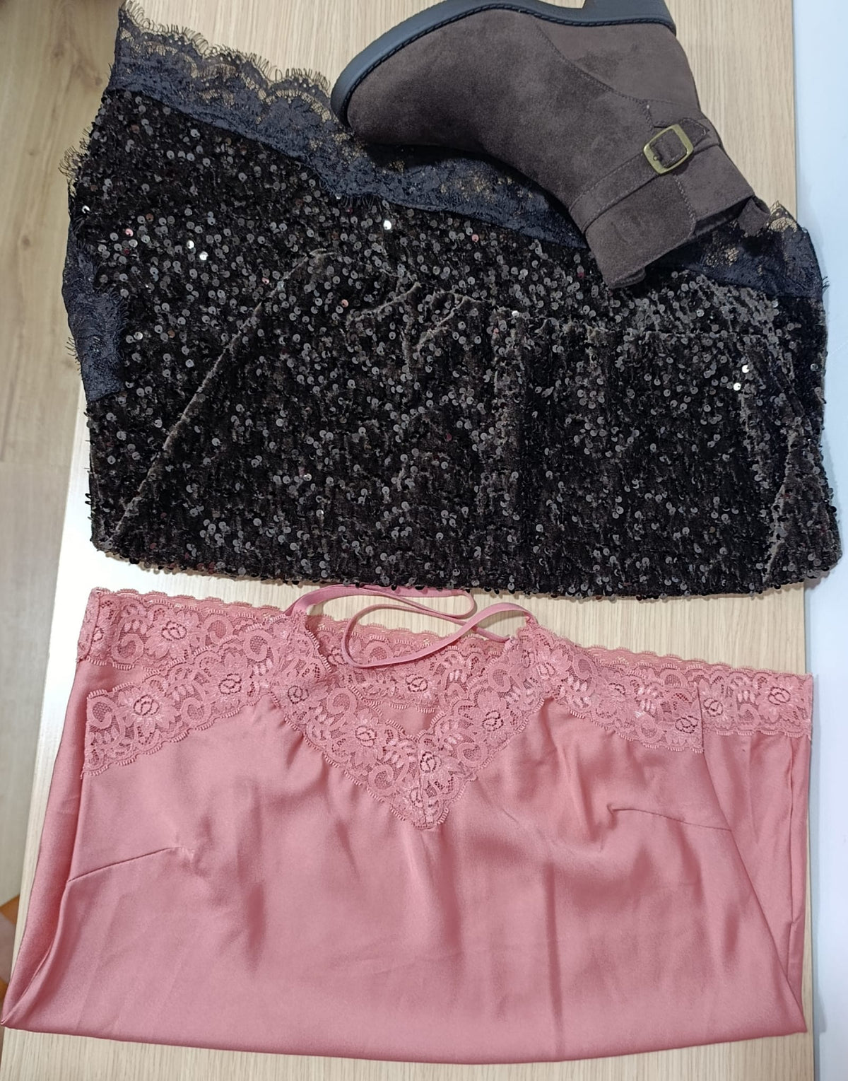 Set Dos Piezas: Falda Lentejuelas Marrón + Top Lencero Satinado talla única
