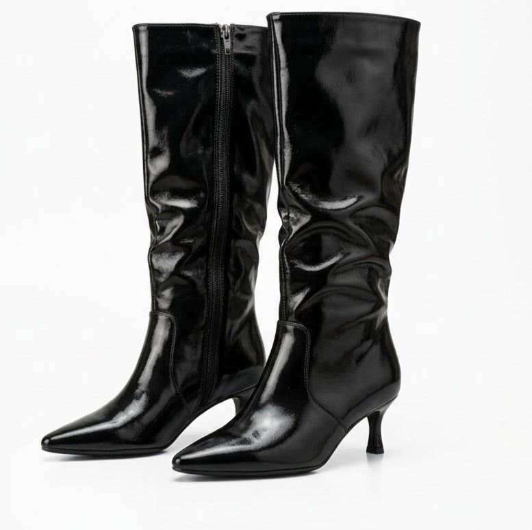 Botas Altas en Charol Negro con Tacón Fino y Caña Fruncida