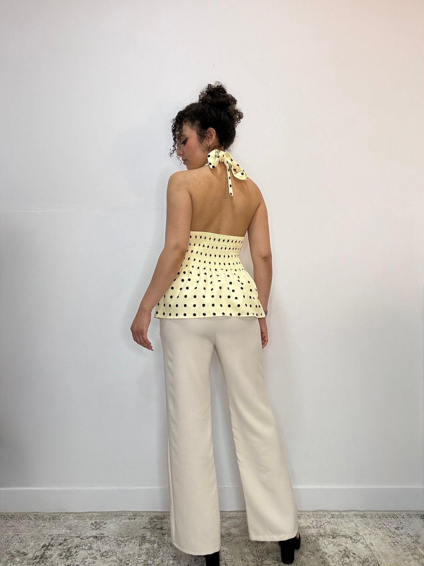 Top halter con peplum de lunares
