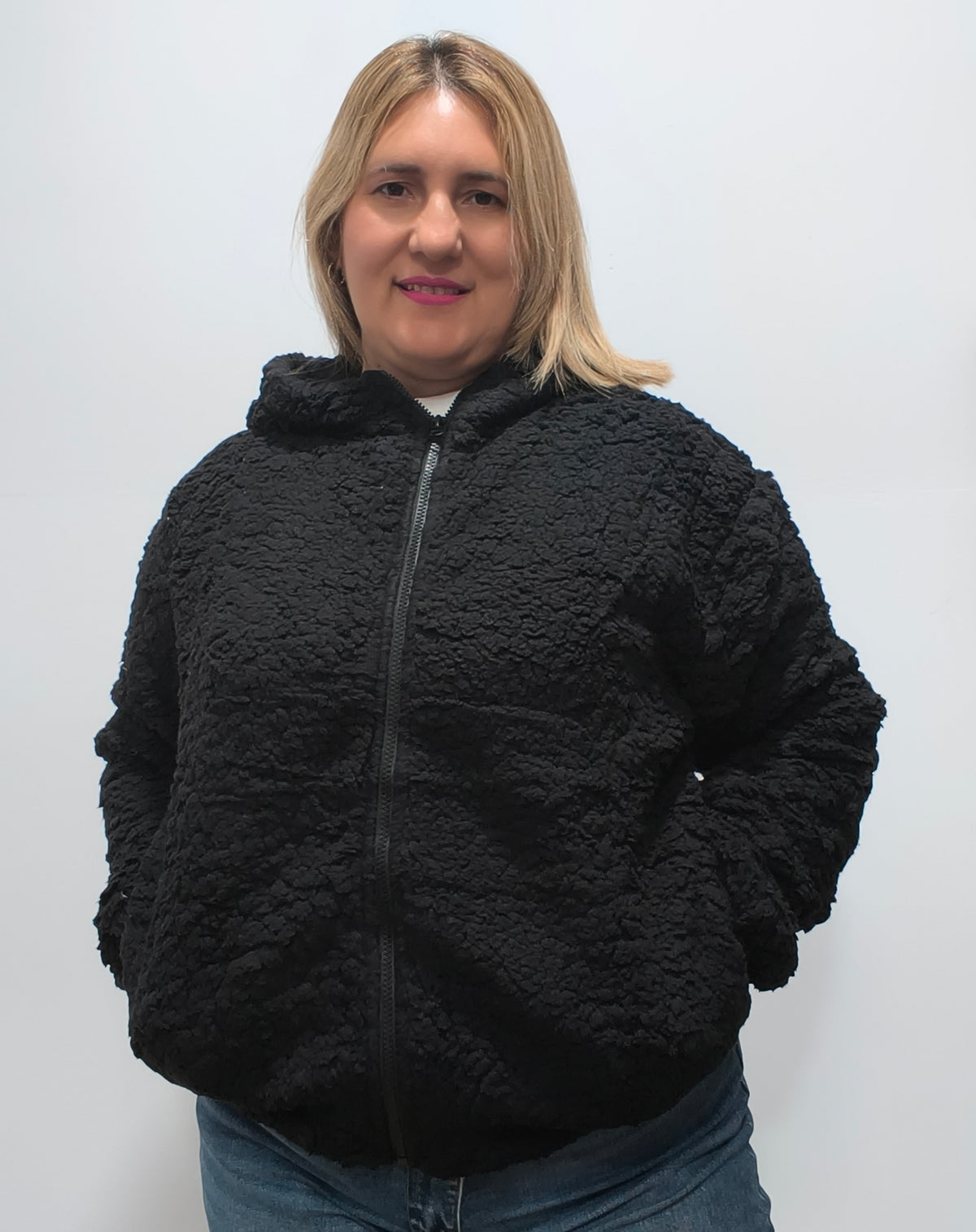 Chaqueta de Borreguito con Capucha y Cremallera – Calidez y Estilo Urbano