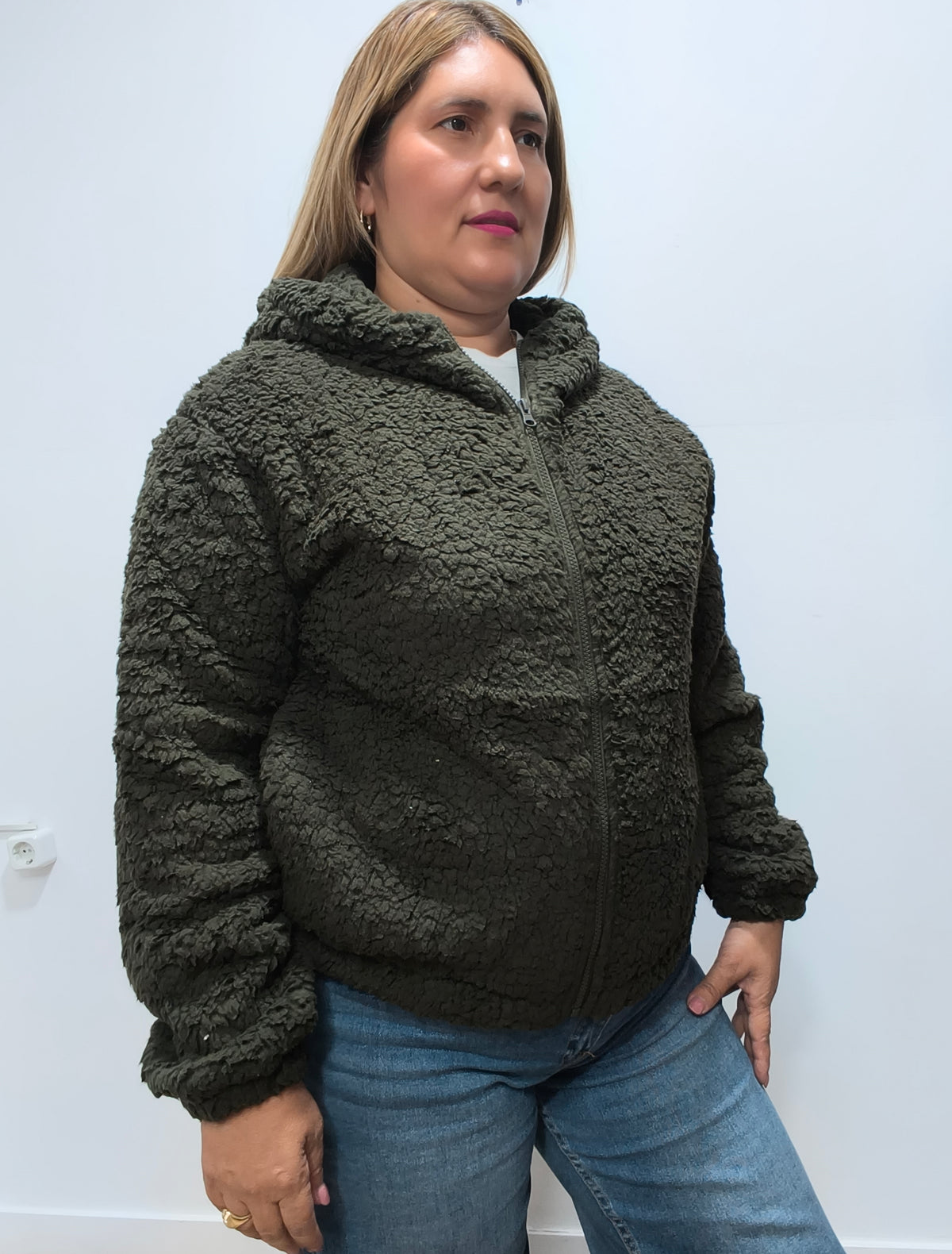 Chaqueta de Borreguito con Capucha y Cremallera – Calidez y Estilo Urbano