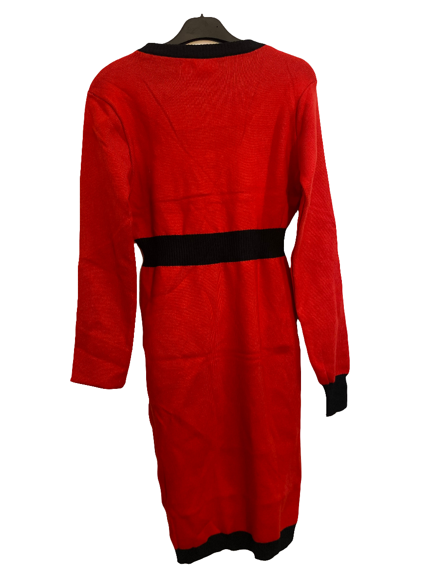 Vestido rojo de manga larga a la rodilla con accesorios dorados