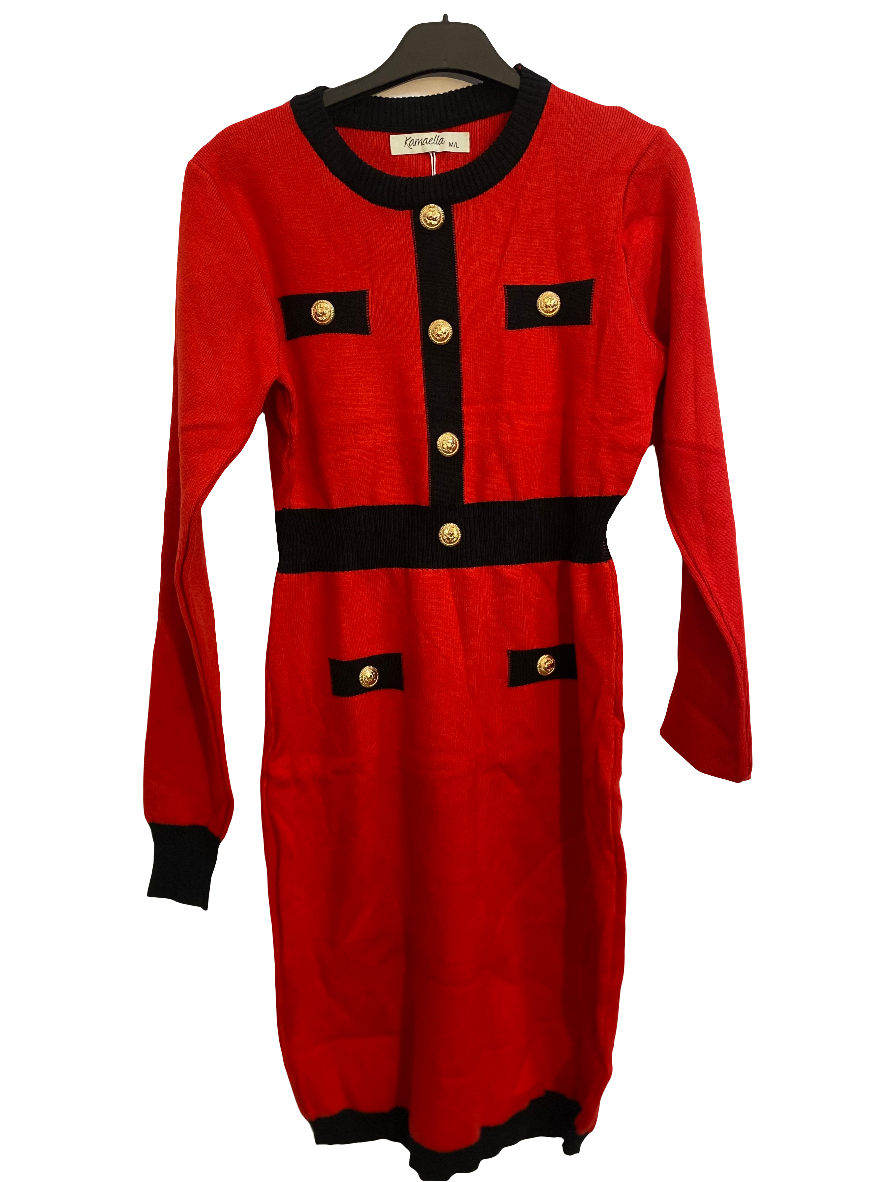 Vestido rojo de manga larga a la rodilla con accesorios dorados