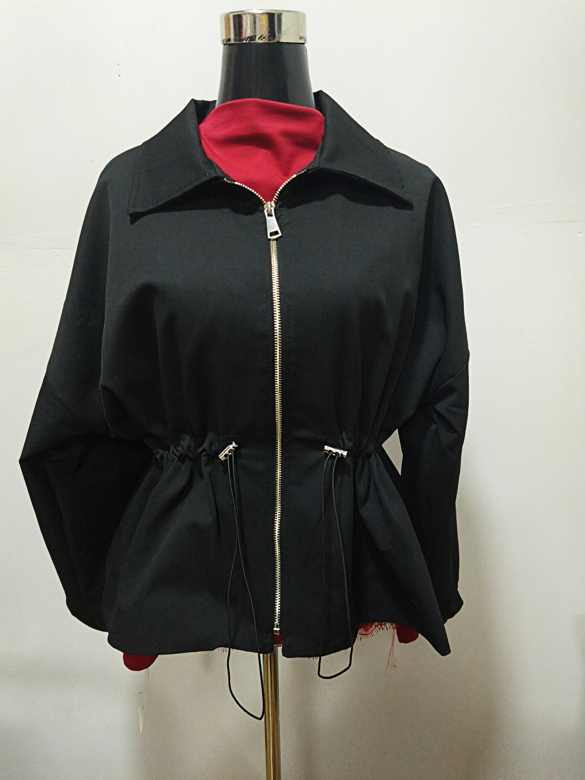 Chaqueta Negra de Neopreno con Cintura Ajustable y Detalles  talla unica