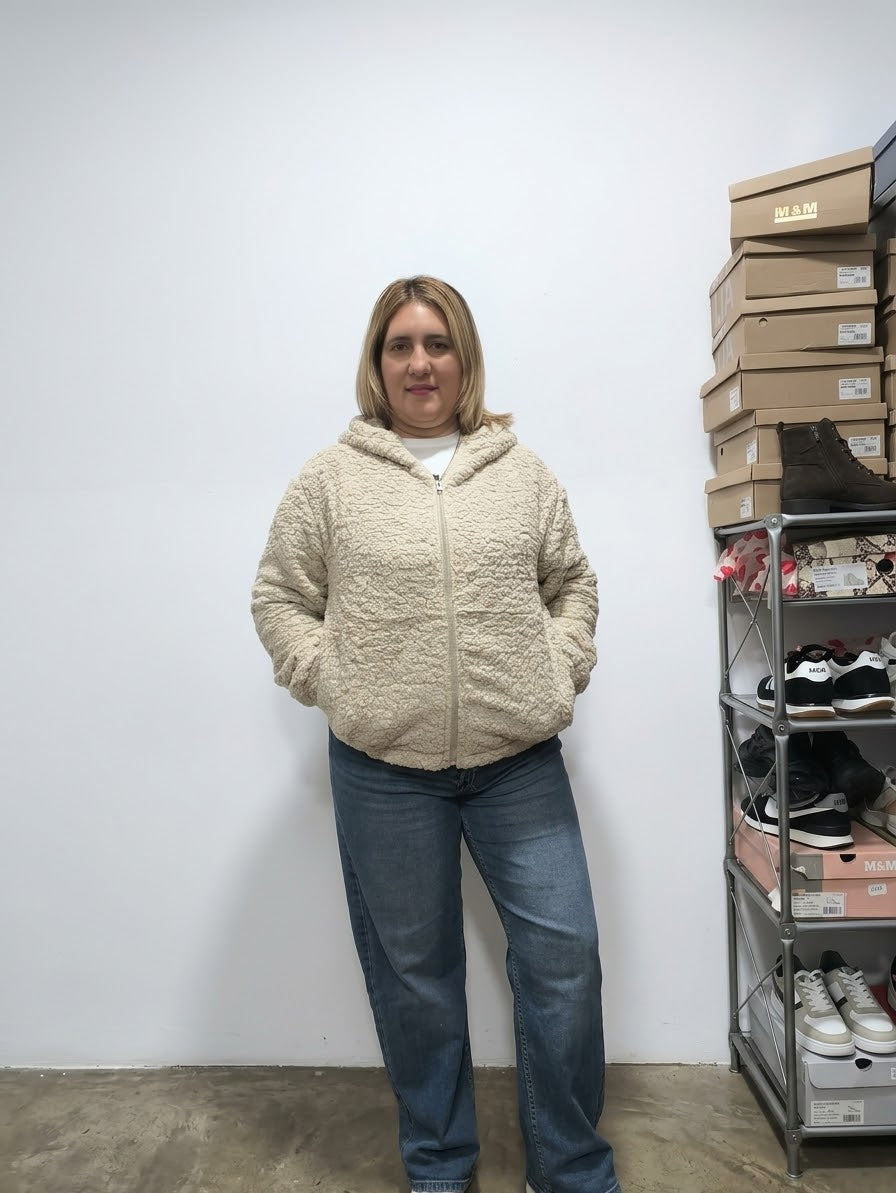 Chaqueta de Borreguito con Capucha y Cremallera – Calidez y Estilo Urbano