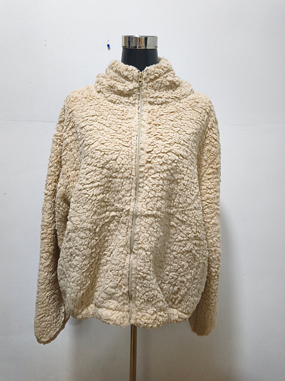 Chaqueta de Borreguito con Capucha y Cremallera – Calidez y Estilo Urbano