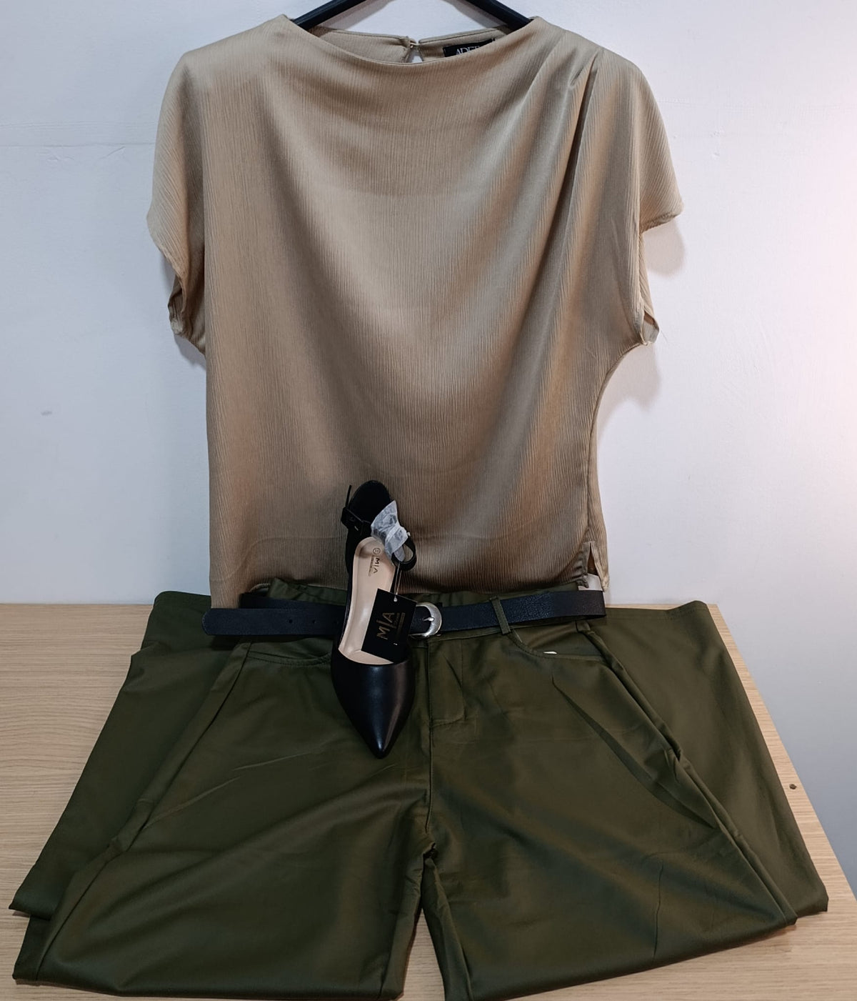 Conjunto Verde Olivo y Beige: Blusa Texturizada + Pantalón Ancho con Cinturón