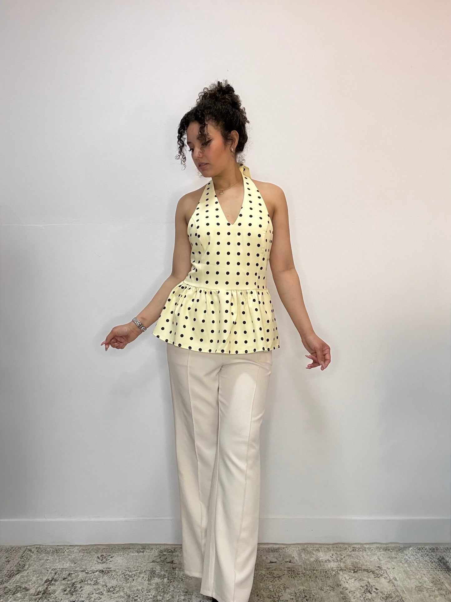 Top halter con peplum de lunares