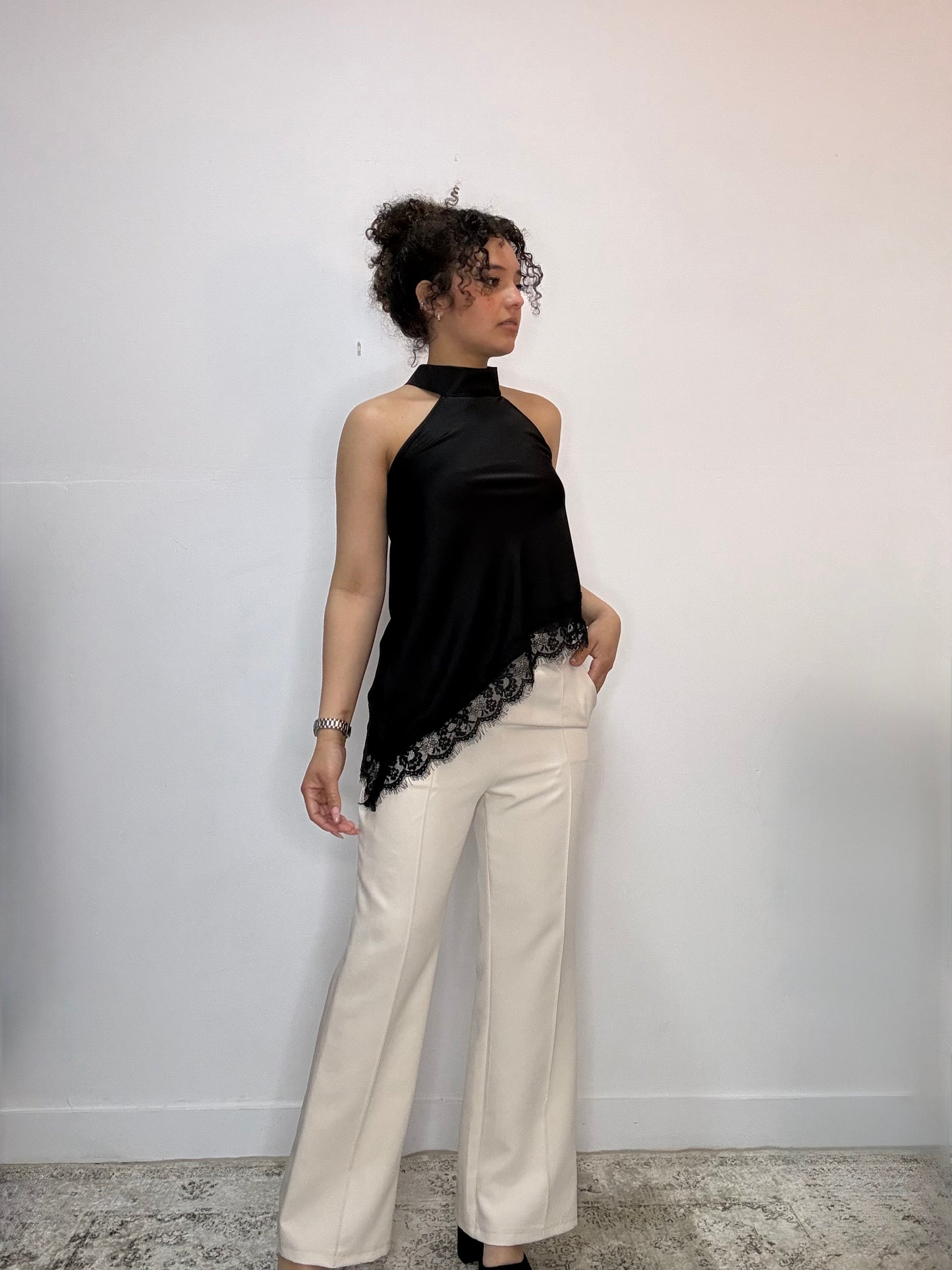 Top halter satinado con detalle de encaje
