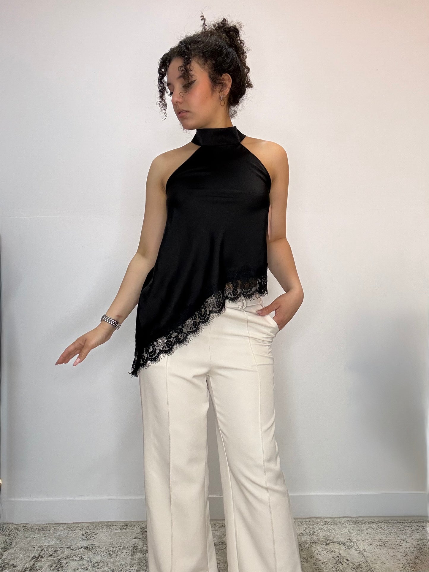 Top halter satinado con detalle de encaje