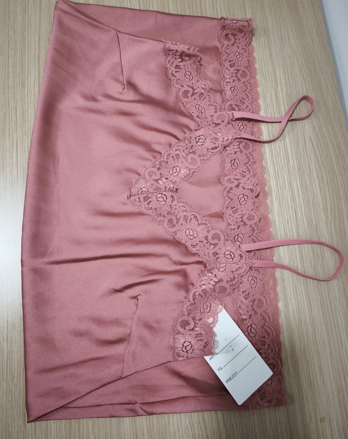 Set Dos Piezas: Falda Lentejuelas Marrón + Top Lencero Satinado talla única