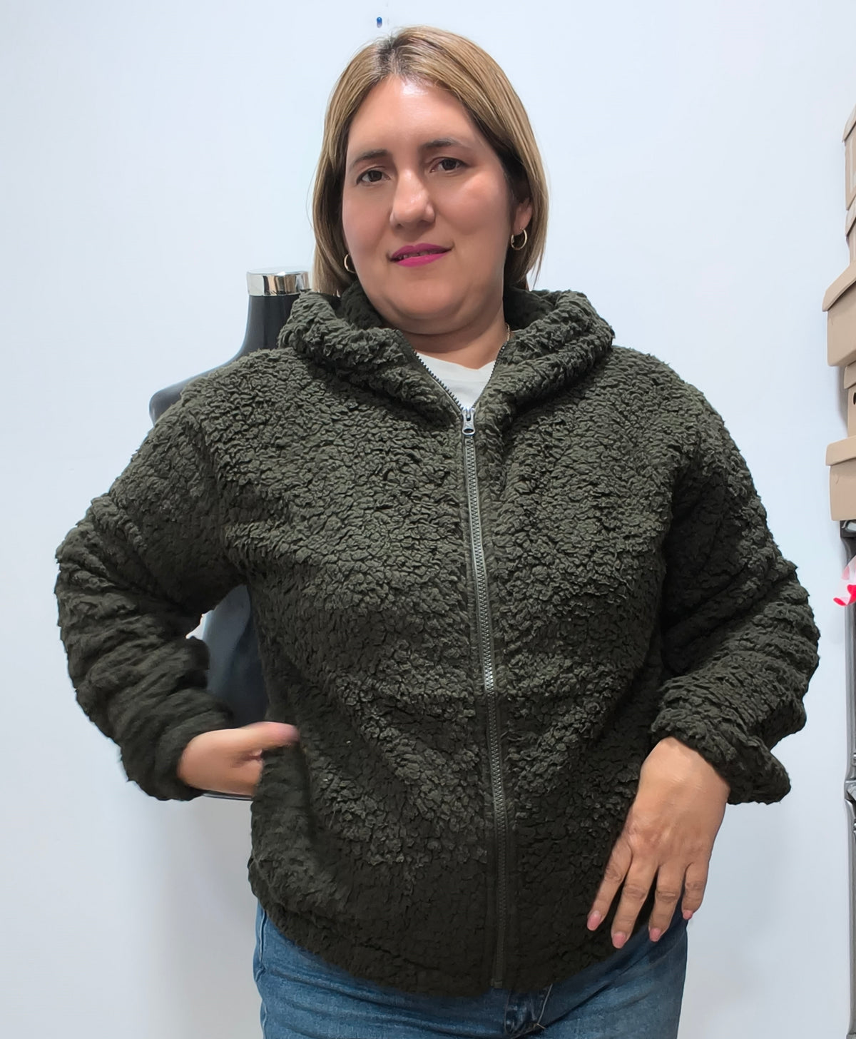 Chaqueta de Borreguito con Capucha y Cremallera – Calidez y Estilo Urbano