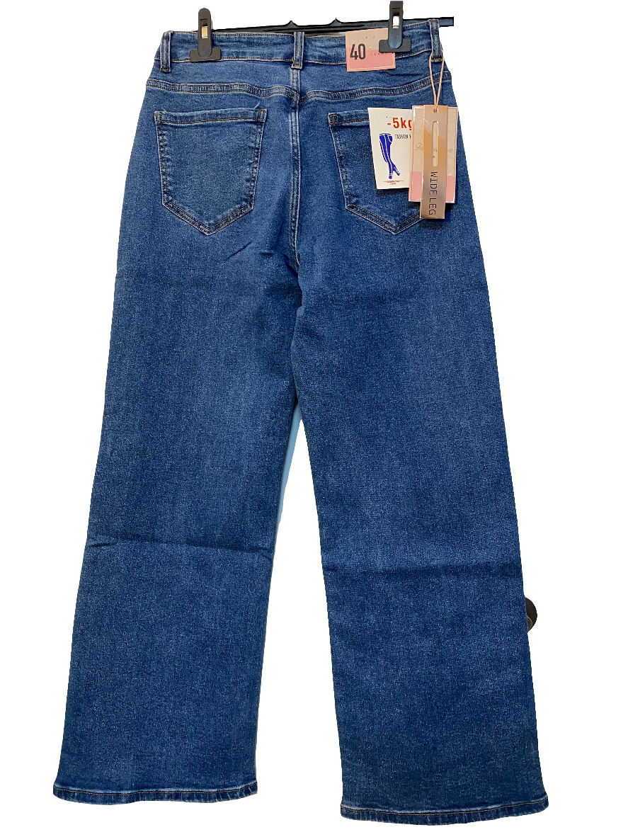 Pantalón vaquero con detalles brillantes